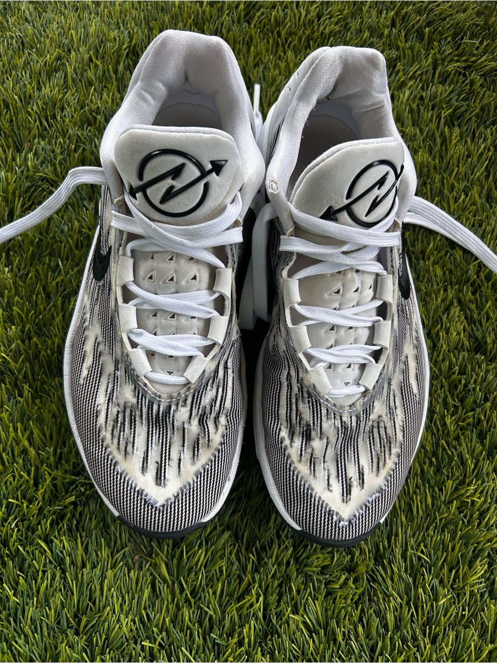 NIKE ZOOM White Men’s Athletic Sneakers with Subtle Gray Accents